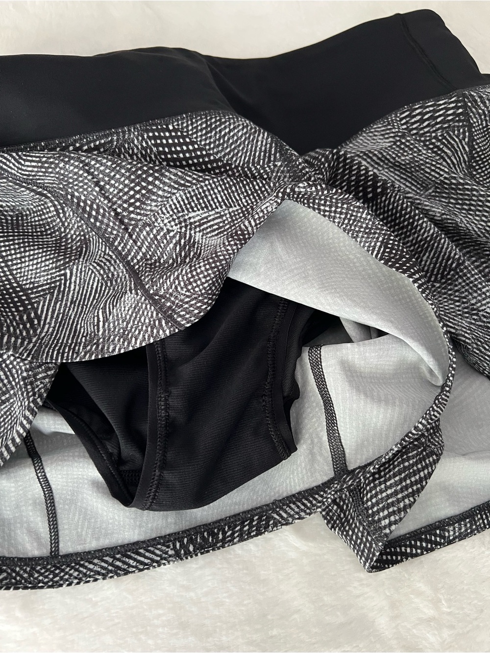 Lululemon Black and White Patterned Women's Athletic Shorts | Size 4 - Picture 7 of 9